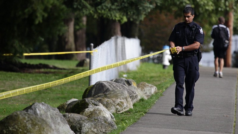 Kolumbia_polícia_muž opáskovava priestor